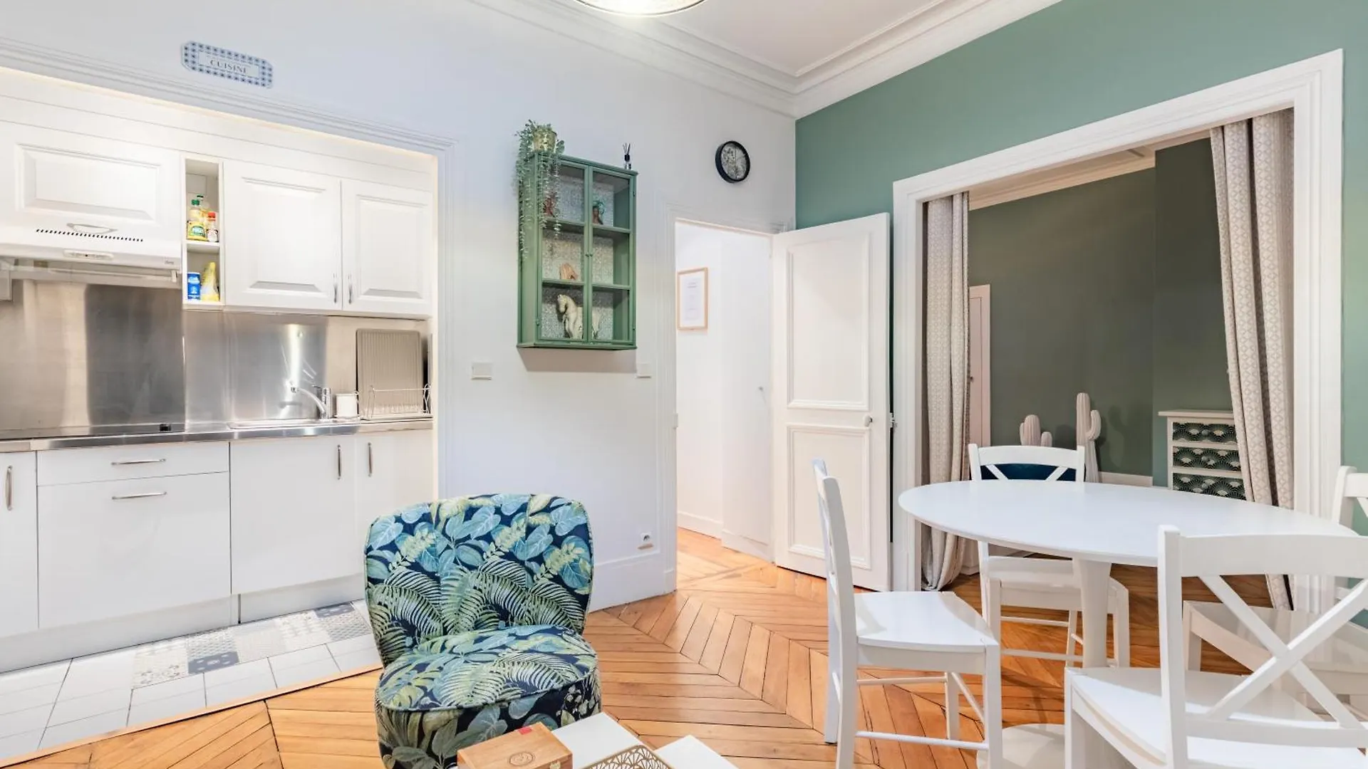 Avenue Ternes Apartment *