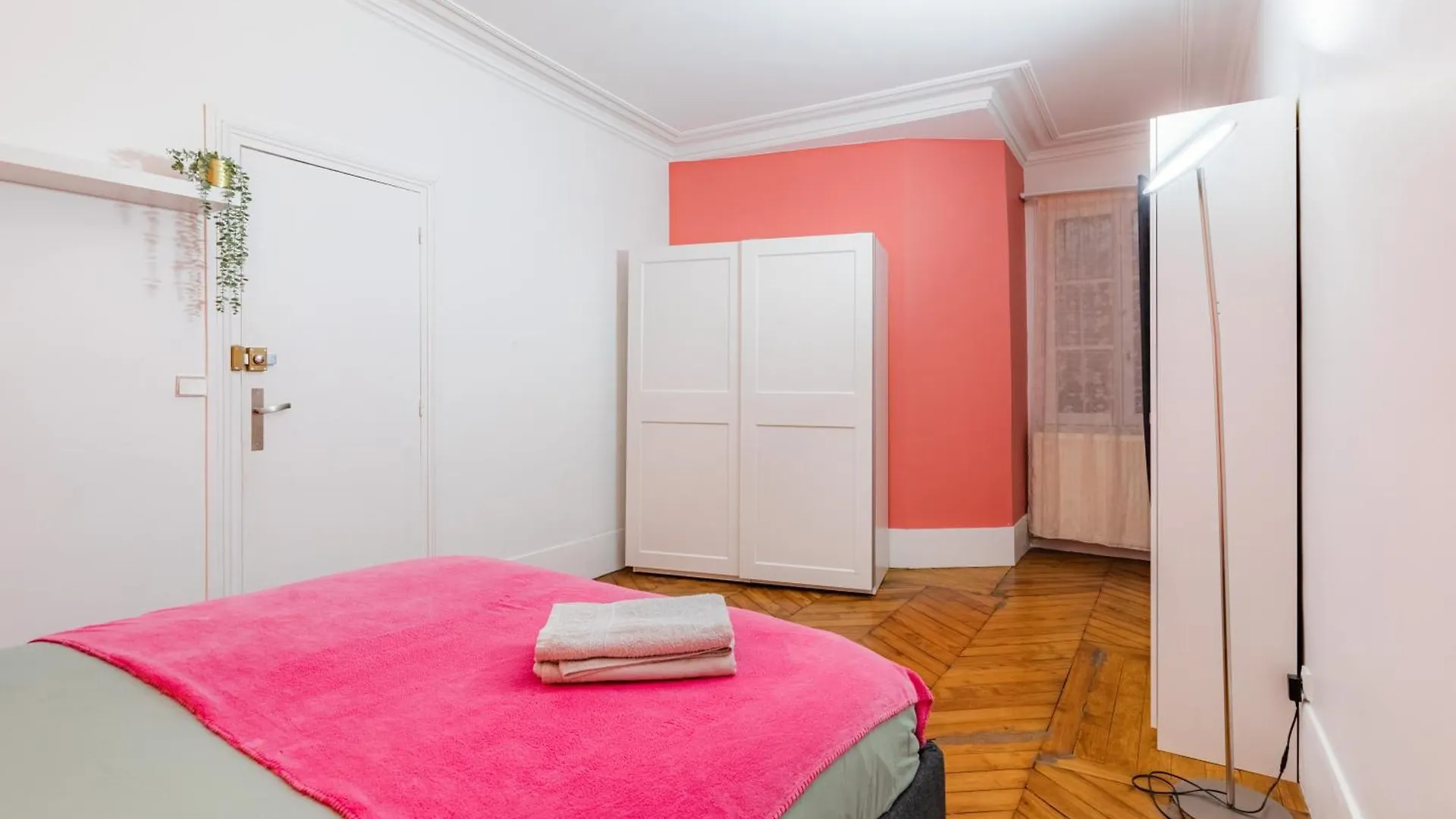 Avenue Ternes Apartment